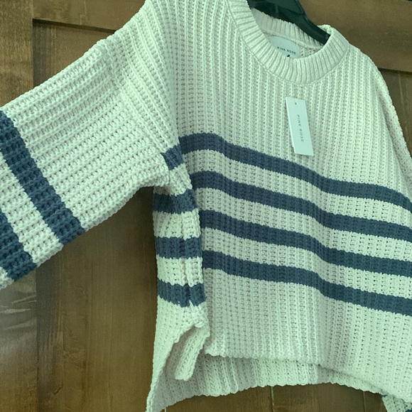 SOLD Pink Rose Women’s Cropped Chenille Sweater size large - Picture 5 of 6